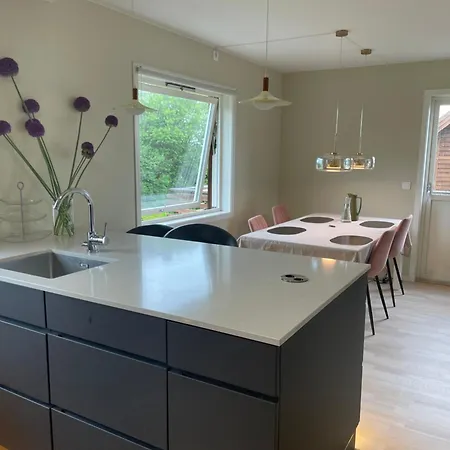 Apartment New Renovated 2 Bedrooms Free Parking 5mins Driving Bus To Ons