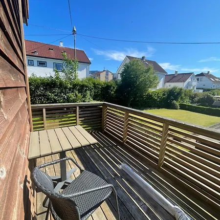 New Renovated 2 Bedrooms Free Parking 5mins Driving Bus To Ons