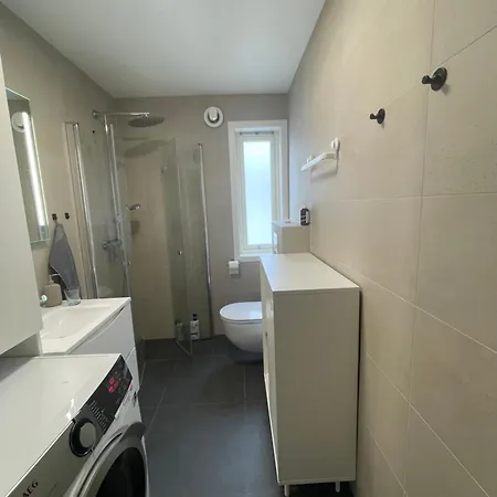 New Renovated 2 Bedrooms Free Parking 5mins Driving Bus To Ons