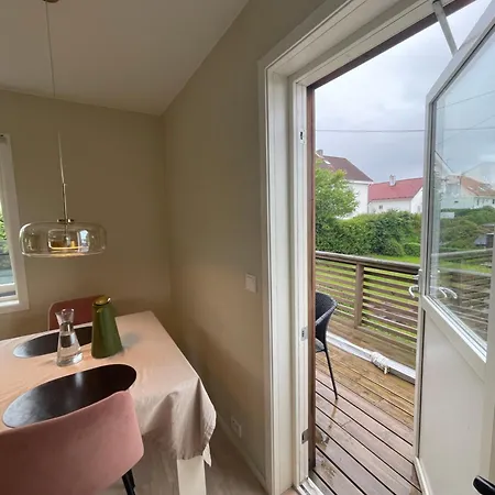 New Renovated 2 Bedrooms Free Parking 5mins Driving Bus To Ons *